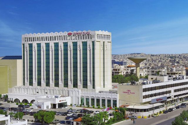 تقرير عن فندق كراون بلازا عمان