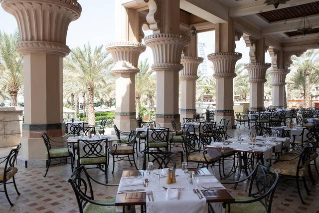 مطعم دار المصيف دبي يُقدّم أشهى الأطباق في أجواء ساحرة.
