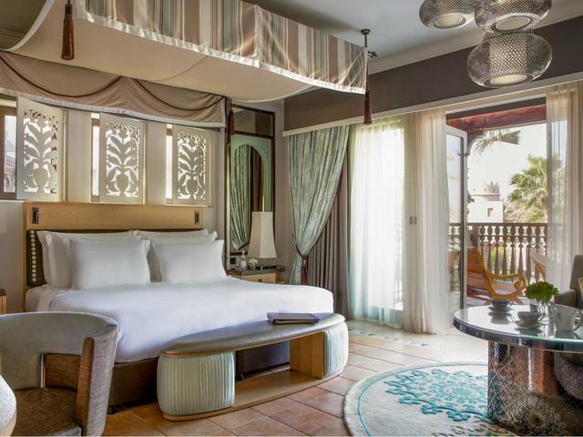 تتميّز غرف فندق المصيف دبي بالمساحات الواسعة.