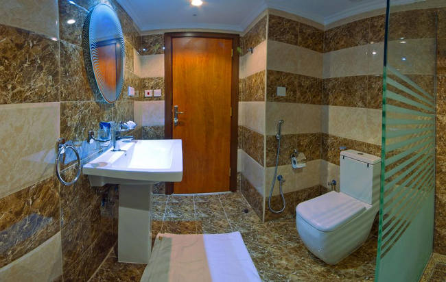 حمام خاص ونظيف في غُرف فندق دار السلام المدينه المنوره