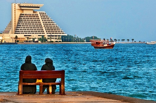 مقاعد مطلة على البحر في كورنيش الدوحة