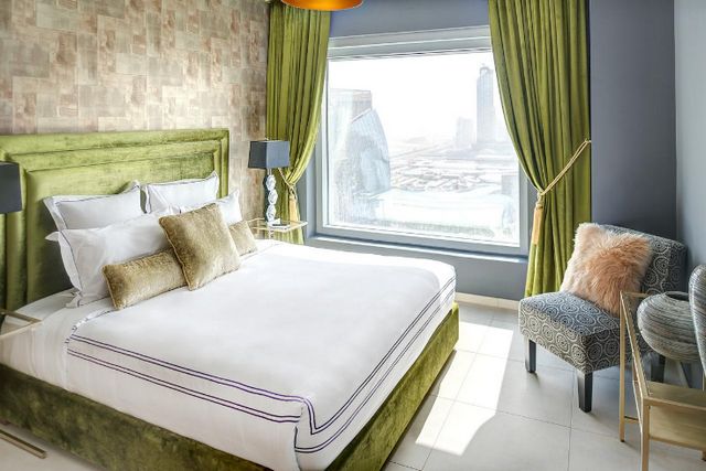 تتمتع الغرف دريم ان دبي بألوان زاهية وديكورات رائعة