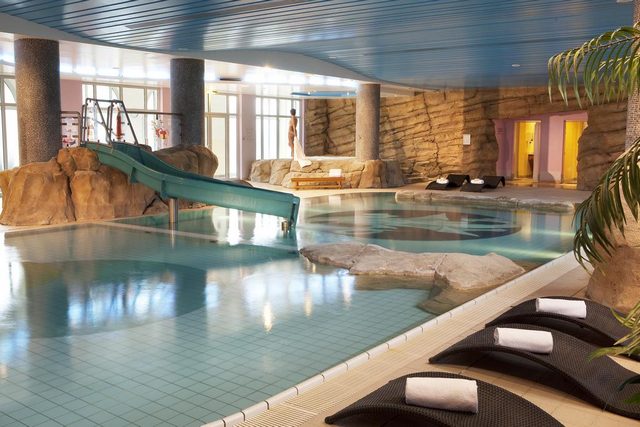 يوفّر فندق دريم كاسل ديزني لاند باريس مسبحاً بمياه دافئة وألعاب مائية