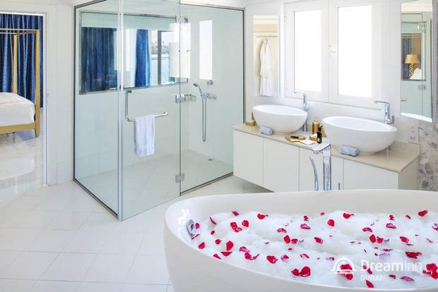 يتم تزويد الحمامات الخاصة في فلل دريم ان في دبي بمُستلزمات الاستحمام مجاناً.