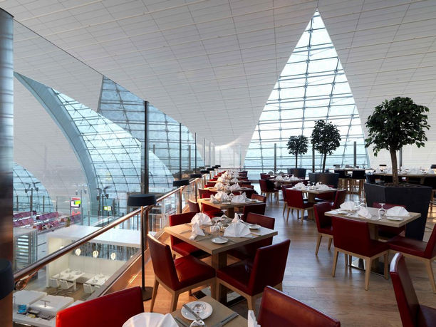 فندق مطار دبي الدولي يضم مطاعم بجلسات رائعة