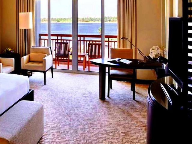 تتميّز الإقامة في فندق الخور دبي بموقعٍ قريب من خدمات ومعالم المدينة