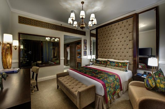 يوفر فندق ديوكس دبي غرف مُجهزة بأحدث التجهيزات والديكورات العصرية  وبالتالي فهو افضل منتجع عائلي في دبي