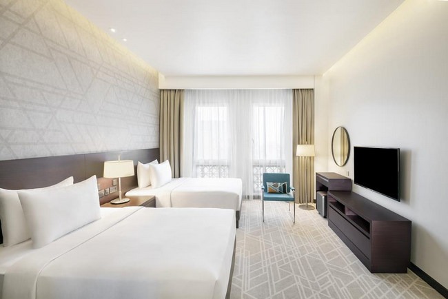 تتسم الغرف في فنادق قريبه من سوق نايف دبي بمساحاتها الواسعة.