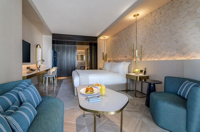 فندق نخلة جميرا دبي يُوفر أجنحة فاخرة ومنطقة مُريحة للجلوس والعمل