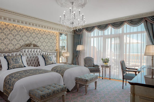 توفر الغرف في فندق اميرالد بالاس دبي إطلالات رائعة.