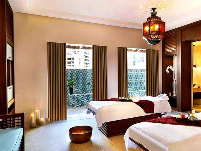 غرف اكبر فندق في دبي تتمتّع بمساحاتٍ واسعة وإطلالات رائعة.