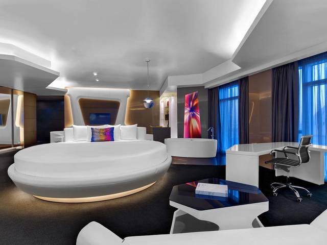 فندق v دبي من أهم فنادق دبي للشباب لكونه يضم مسابح مُتنوعة 