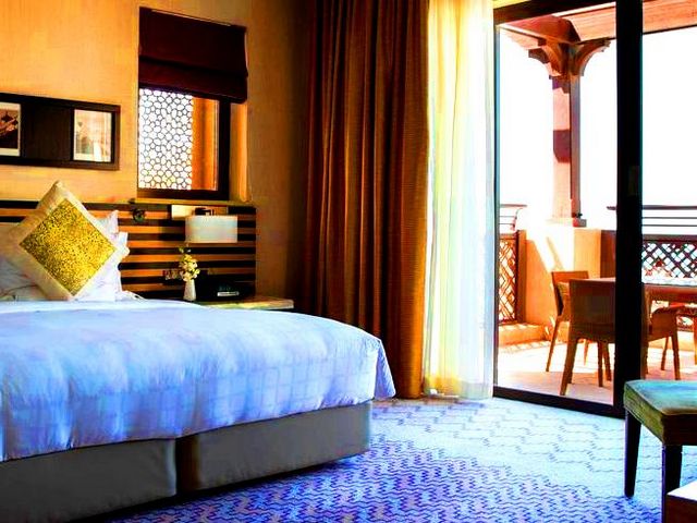 يُعد فندق جميرا ميناء السلام أحد الفنادق الراقيه في دبي وذلك بسبب موقعه خدماته ومرافقه الساحرة.