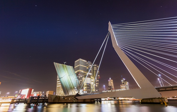 جسر إيراسموس في مدينة روتردام الهولندية