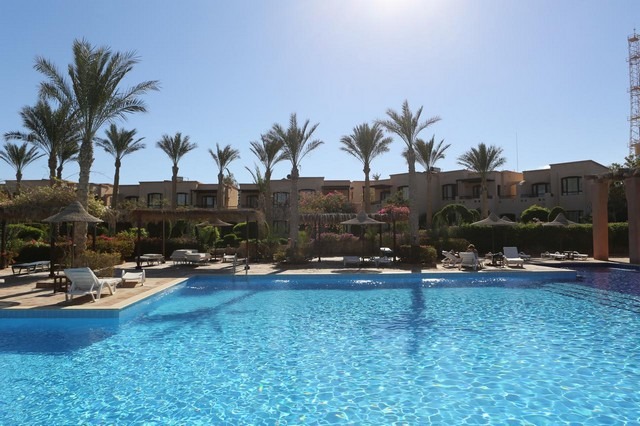 يُعد منتجع تمرة بيتش من افضل فنادق 4 نجوم شرم الشيخ التي تقع في خليج نبق.