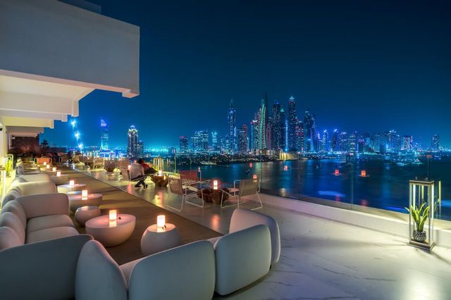 يتميز فندق فايف بالم دبي بموقعه وإطلالته الشاطئية الساحرة