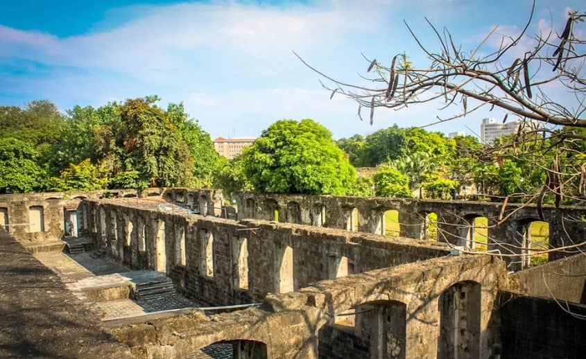 قلعة سانتياغو من افضل اماكن السياحة في مانيلا الفلبين