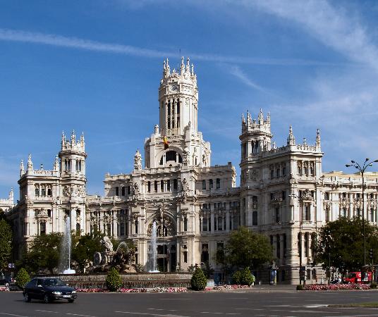 بلازا دي سيبيليس من اجمل الاماكن السياحية في مدريد اسبانيا
