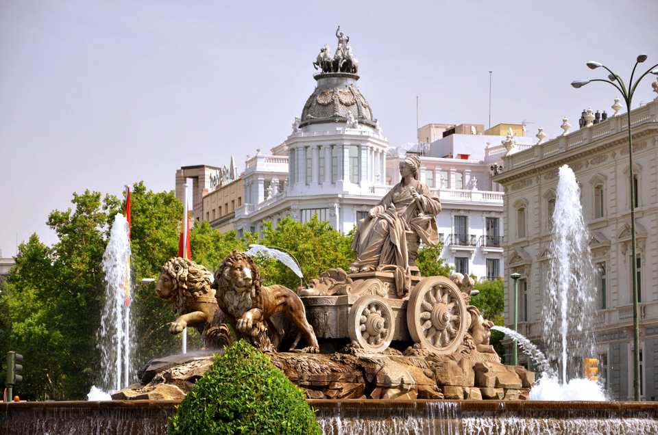 ساحة بلازا دي سيبيليس من اشهر اماكن السياحة في مدريد اسبانيا 