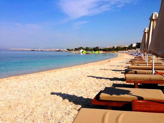 شاطئ أستيراس في ضاحية غليفادا اليونان