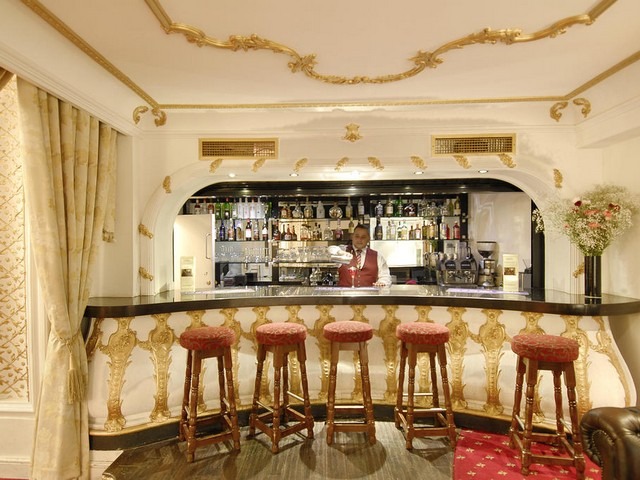 يقدم بار فندق جراند رويال هايد بارك افضل المشروبات والكوكتيلات العالمية