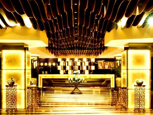 جلف كورت دبي هو أحد فنادق الامارات التي تقدم خدماتٍ فندقية فاخرة
