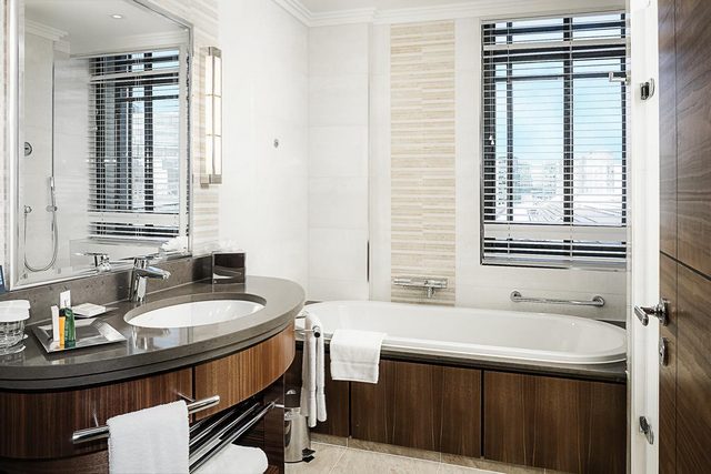 تتميز الحمامات الرخامية في هيلتون لندن بادينغتون بوجود نافذة كبيرة تساعد في دخول الضوء الطبيعي