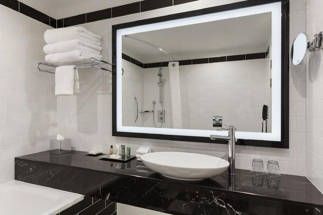 فندق هيلتون لندن ويمبلي يوفر غرف مزودة بحمامات من الغرانيت مزودة بمستلزمات الاستحمام المجانية