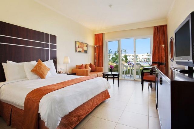 فندق هيلتون خليج القرش يُعد من افضل فنادق هيلتون شرم الشيخ من حيث الإطلالات والمرافق.