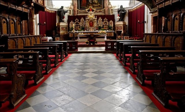 كنيسة هوفكريش من اجمل الاماكن السياحية في انسبروك النمسا
