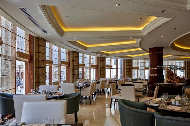 يضم فندق بولمان زمزم المدينة ثلاث مطاعم تُوفّر المأكولات العالمية المُتنوّعة.