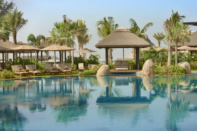 من أفضل فنادق دبي مع مسبح خاص لضمّه مجموعة متكاملة من الخدمات