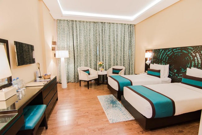 غُرف عائلية تضم شاشة مُسطحة ومنطقة للجلوس في فنادق بالقرب من الامارات مول
