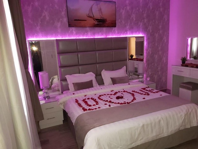 غرفة مميزة للعرسان من الفنادق القريبة من معهد الادارة بمدينة الرياض