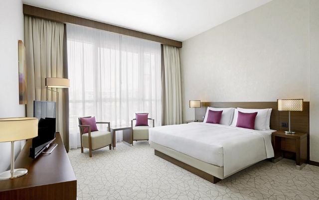 يوفر فندق حياة بليس رزيدنس دبي غرف فسيحة بديكورات عصرية