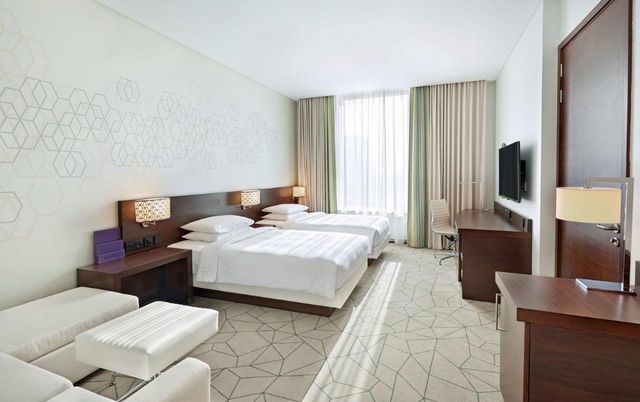 يضم فندق حياة بليس دبي غرف وأجنحة عصرية