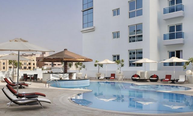 فندق حياة بليس رزيدنس دبي هو واحد من افضل شقق فندقيه في شارع الرقه التي تشتمل مسبح خارجي 