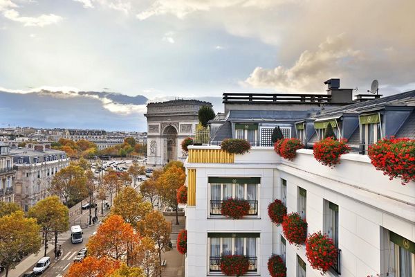 يتميّز فندق نابليون باريس بموقعه الحيوي في مدينة باريس