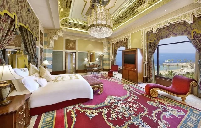 يفضل العديد من السياح الإقامة في فنادق جدة على الكورنيش بسبب المرافق الفاخرة التي توفرها