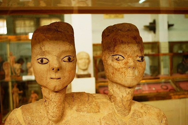 تماثيل عين غزال في متحف الآثار الأردني في عمان ، يعد المتحف من اهم متاحف عمان الاردن