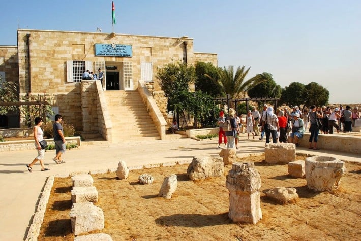 متحف الآثار الأردني في عمان من اهم اماكن السياحة في عمان الاردن
