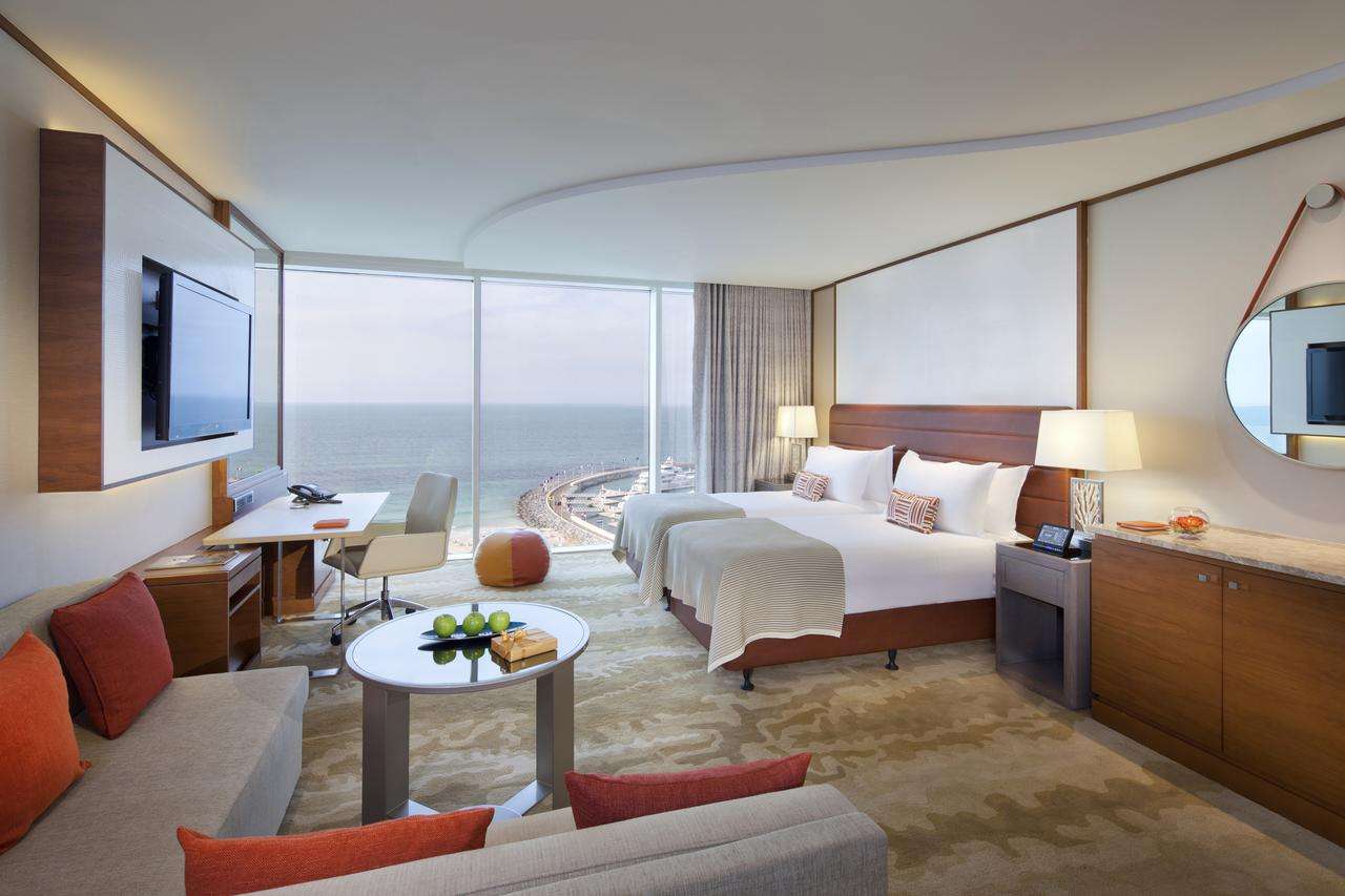 تتميّز غرف فندق جميرا بيتش دبي بألوانها وديكوراتها الراقية