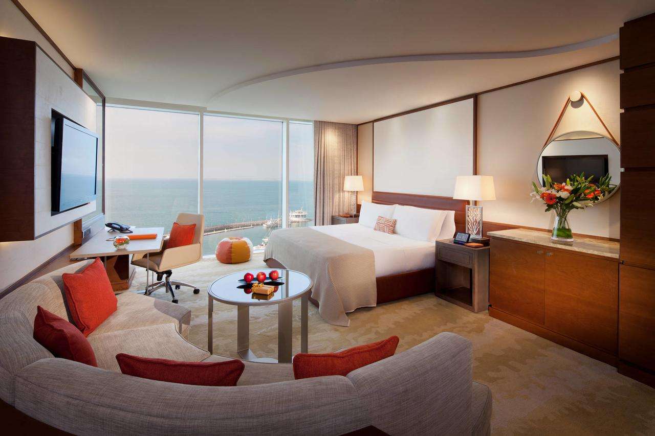 فندق الجميرا دبي بيتش أحد أفخم سلسلة منتجع جميرا دبي فهو يُقدّم غرف واسعة ونظيفة