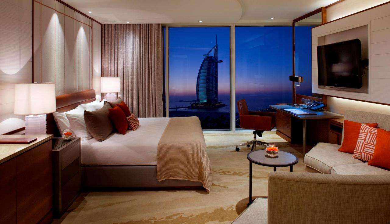 تتميّز غرف فندق جميرا بيتش دبي بالمساحات الواسعة والإطلالة البانورامية