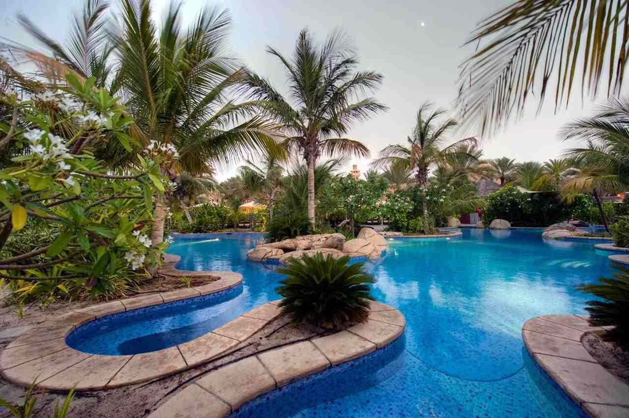 يضم فندق جميرا بيتش دبي مسبح خارجي مُبهر