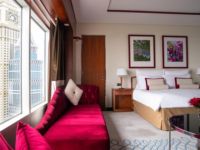 ابراج الامارات واحد من سلسلة فندق في جميرا دبي الذي يتميّز بموقعه الساحر