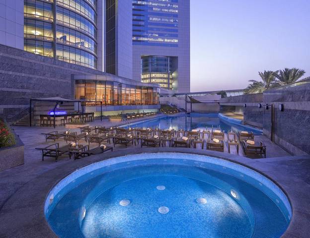 جميرا أبراج الإمارات يحتوي على مسبح في الهواء الطلق