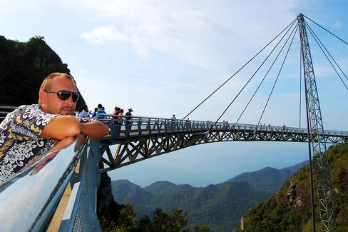 جسر لنكاوي سكاي من اهم الاماكن السياحية في لنكاوي ماليزيا