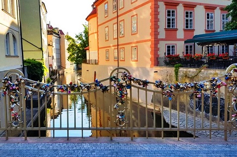 جسر العشاق بالقرب من جدار لينون في براغ