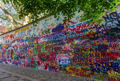 جدار لينون في براغ من اجمل اماكن السياحة في براغ التشيك